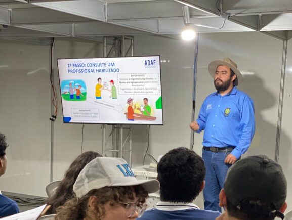 47ª Expoagro: Palestras da Adaf compartilham informações sobre mosca-da-carambola, biossegurança em granjas de suínos e uso correto de agrotóxicos